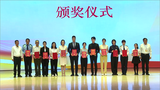 图为一等奖获得者合影